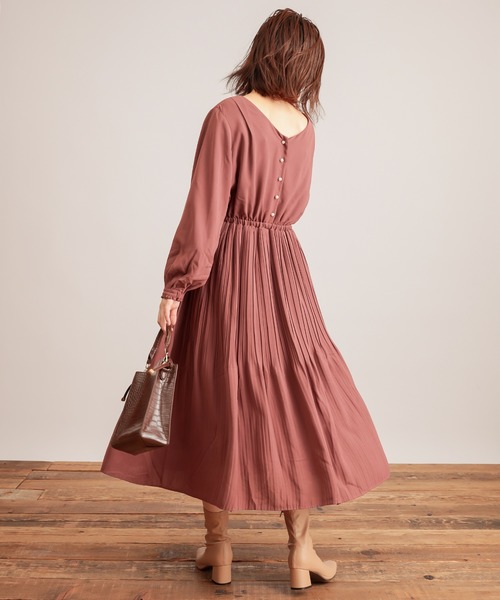 natural couture(ナチュラルクチュール)の「【WEB限定】ランダムプリーツパール釦ワンピース(ワンピース・レディース・ブラウン/モカ/サックスブルー/その他1/その他2・FREE)」の7枚目の写真