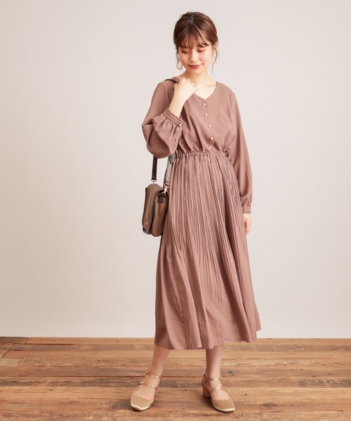 natural couture(ナチュラルクチュール)の「【WEB限定】ランダムプリーツパール釦ワンピース(ワンピース・レディース・ブラウン/モカ/サックスブルー/その他1/その他2・FREE)」の9枚目の写真