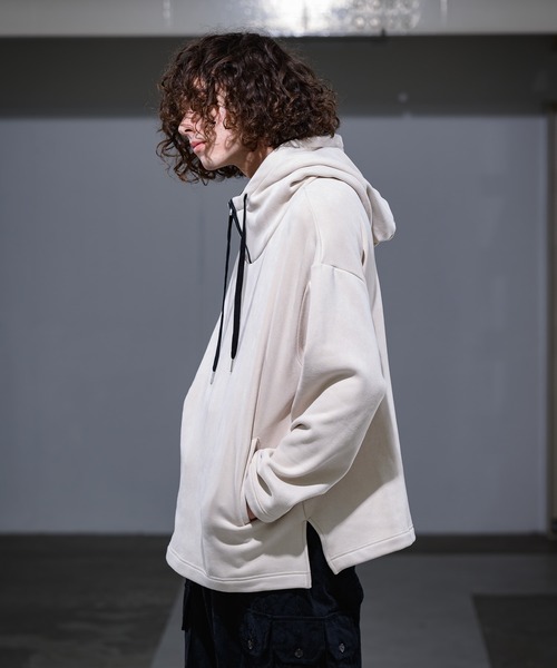 CASPER JOHN（キャスパージョン）の「Boa Bonding Suede High-neck Hoodie/ボアボンディングスウェードハイネックパーカー（パーカー・メンズ・チャコールグレー/ベージュ・SMALL/MEDIUM/LARGE）」の5枚目の写真