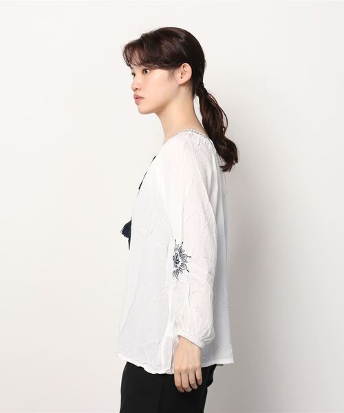 NAVY（ネイビー）の「やわらかく着心地の良い長袖刺繍ブラウス（シャツ/ブラウス・レディース・ホワイト・M/L）」の9枚目の写真
