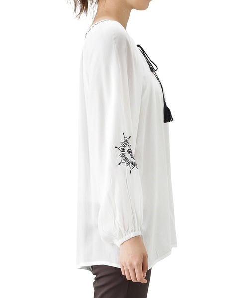 NAVY（ネイビー）の「やわらかく着心地の良い長袖刺繍ブラウス（シャツ/ブラウス・レディース・ホワイト・M/L）」の8枚目の写真