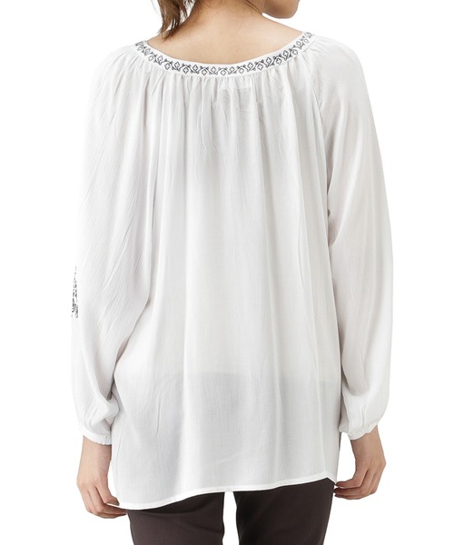 NAVY（ネイビー）の「やわらかく着心地の良い長袖刺繍ブラウス（シャツ/ブラウス・レディース・ホワイト・M/L）」の6枚目の写真