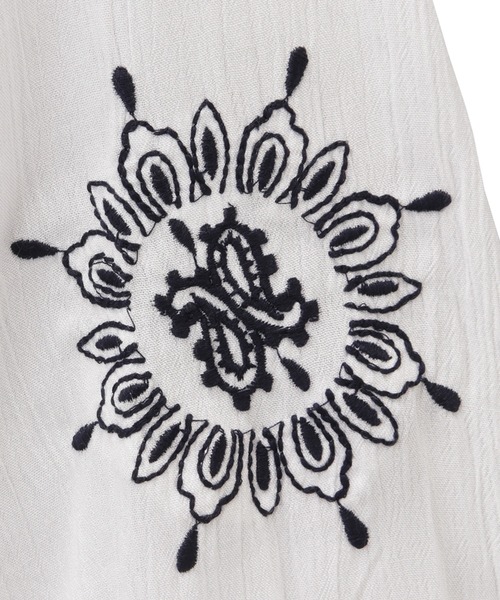 NAVY（ネイビー）の「やわらかく着心地の良い長袖刺繍ブラウス（シャツ/ブラウス・レディース・ホワイト・M/L）」の2枚目の写真