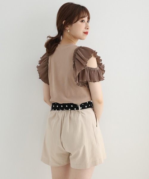 one after another NICE CLAUP(ワンアフターアナザーナイスクラップ)の「肩あきフリルテレコトップス(Tシャツ/カットソー・レディース・ブラック/オフホワイト/モカ・FREE)」の6枚目の写真