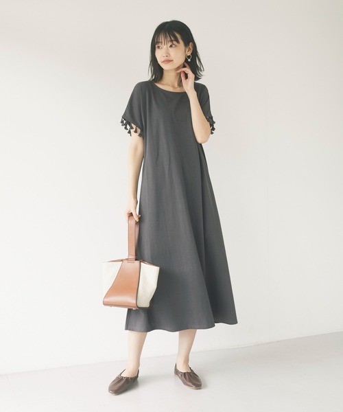 CRAFT STANDARD BOUTIQUE(クラフトスタンダードブティック)の「タッセルフリンジスリーブカットワンピース *(ワンピース・レディース・チャコールグレー/ライトグレー/ブラウン・FREE)」の2枚目の写真
