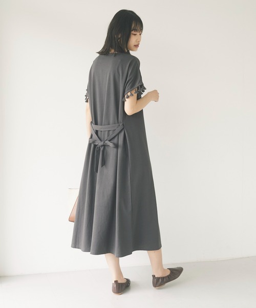 CRAFT STANDARD BOUTIQUE(クラフトスタンダードブティック)の「タッセルフリンジスリーブカットワンピース *(ワンピース・レディース・チャコールグレー/ライトグレー/ブラウン・FREE)」の10枚目の写真