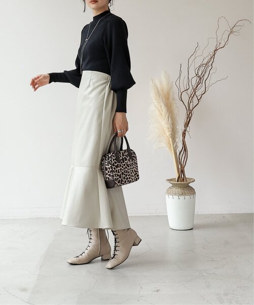 frames RAY CASSIN(フレームスレイカズン)の「【WEB限定】合皮マーメードスカート(スカート・レディース・ブラック/グレイッシュベージュ・FREE)」の17枚目の写真