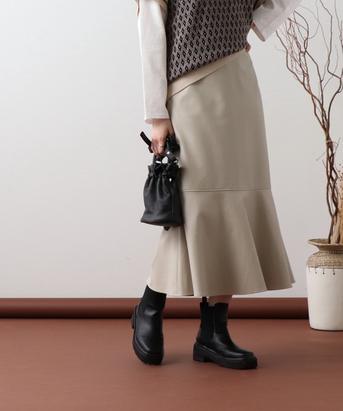 frames RAY CASSIN(フレームスレイカズン)の「【WEB限定】合皮マーメードスカート(スカート・レディース・ブラック/グレイッシュベージュ・FREE)」の1枚目の写真
