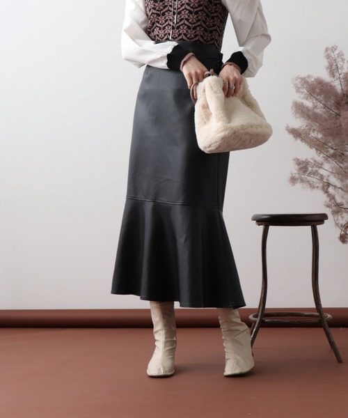 frames RAY CASSIN(フレームスレイカズン)の「【WEB限定】合皮マーメードスカート(スカート・レディース・ブラック/グレイッシュベージュ・FREE)」の2枚目の写真