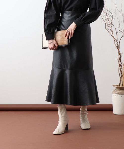 frames RAY CASSIN(フレームスレイカズン)の「【WEB限定】合皮マーメードスカート(スカート・レディース・ブラック/グレイッシュベージュ・FREE)」の4枚目の写真