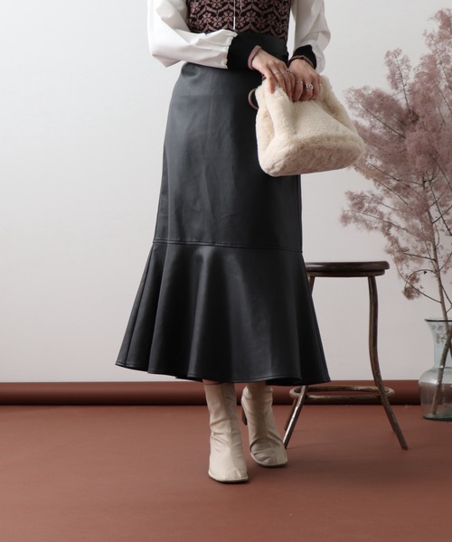 frames RAY CASSIN(フレームスレイカズン)の「【WEB限定】合皮マーメードスカート(スカート・レディース・ブラック/グレイッシュベージュ・FREE)」の5枚目の写真