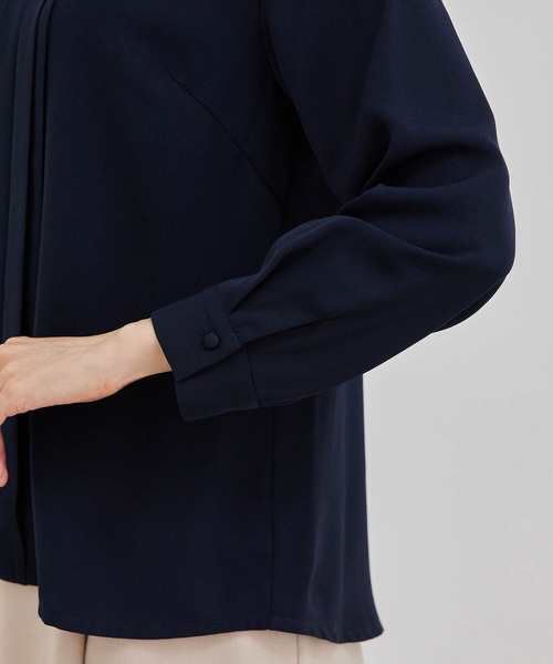 ROPE' PICNIC(ロペピクニック)の「ゴールドパーツフロントタックブラウス(シャツ/ブラウス・レディース・オフホワイト/ネイビー/ブルー系その他6・38/40)」の5枚目の写真