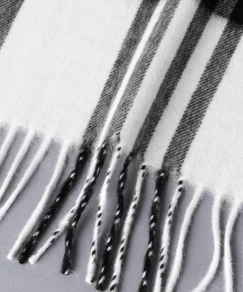 Begg & Co（ベグアンドコー）の「＜BEGG＆CO（ベグアンドコー）＞チェック マフラー（ストール/ショール・レディース・ホワイト/ベージュ/ネイビー・FREE）」の8枚目の写真