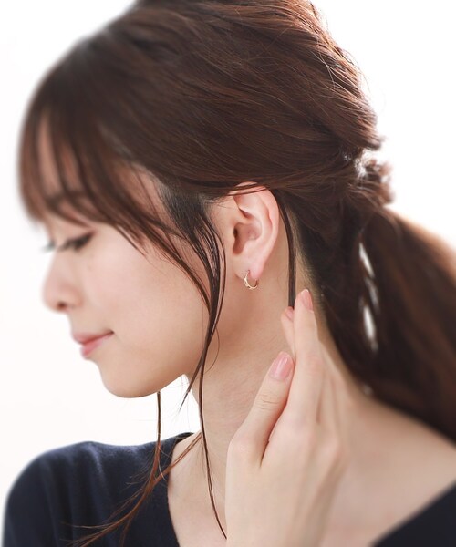 COCOSHNIK(ココシュニック)の「K10ダイヤモンド スリット フープピアス(ピアス(両耳用)・レディース・アイボリー系・00)」の8枚目の写真