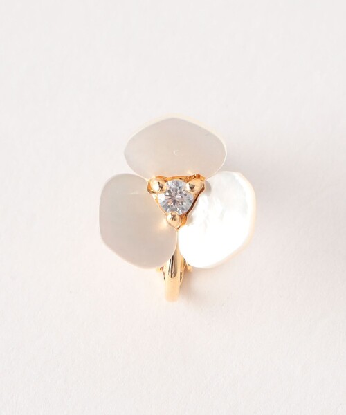 green label relaxing（グリーンレーベルリラクシング）の「シェルフラワー イヤリング（イヤリング・レディース・ホワイト・FREE）」の3枚目の写真