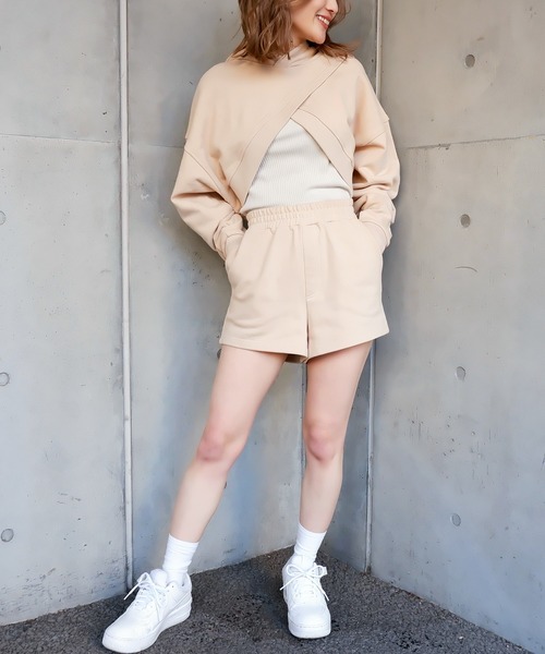 SPIRALGIRL(スパイラルガール)の「【SET販売】カシュクールヘムレイヤードスウェットトップス×スウェットショートパンツ(スウェット・レディース・ベージュ/ネイビー/グレー・FREE)」の4枚目の写真