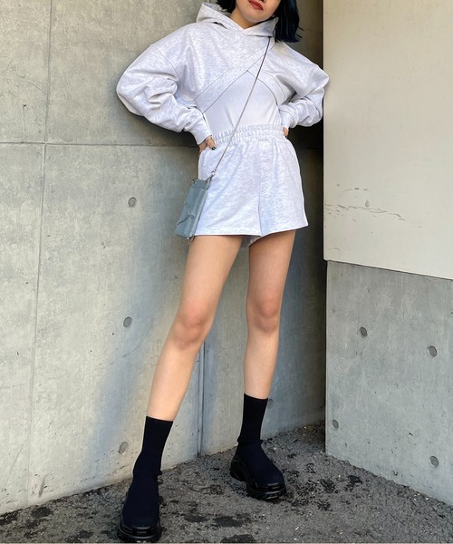 SPIRALGIRL(スパイラルガール)の「【SET販売】カシュクールヘムレイヤードスウェットトップス×スウェットショートパンツ(スウェット・レディース・ベージュ/ネイビー/グレー・FREE)」の5枚目の写真