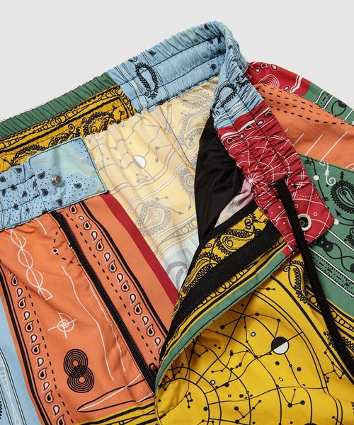 MARCELO BURLON（マルセロ・バーロン）の「ALL OVER BANDANA NYLON SHORTS（その他パンツ・メンズ・レッド系その他・M/L）」の4枚目の写真