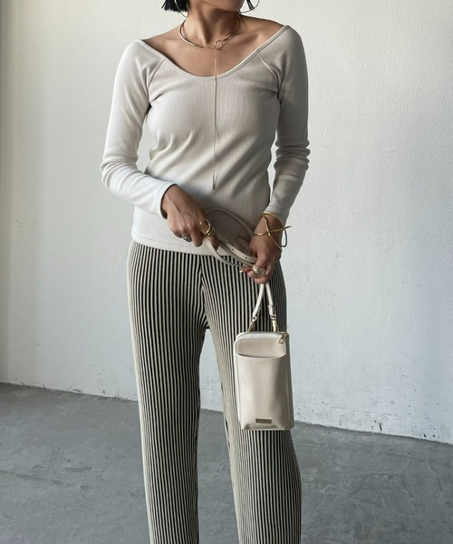 AIC.（エーアイシー）の「パッド付きバックオープンリブトップス（Tシャツ/カットソー・レディース・ブラック/ホワイト系・FREE）」の5枚目の写真