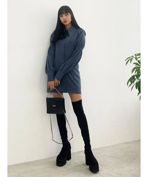 EMODA(エモダ)の「ダブルスリットシャーリングワンピース(ワンピース・レディース・ブルー/ブラック/アイボリー・FREE)」の5枚目の写真