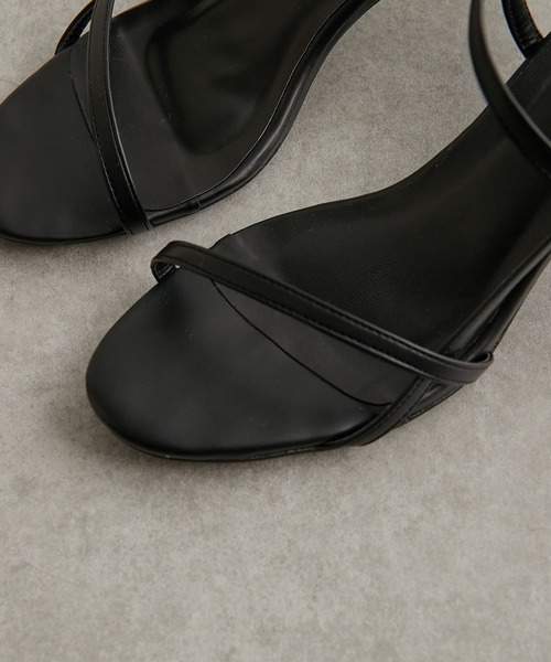 PAPILLONNER（パピヨネ）の「ストラップヒールサンダル/PAPILLONNER/パピヨネ（サンダル・レディース・ホワイト/ブラック・S/M/L）」の4枚目の写真