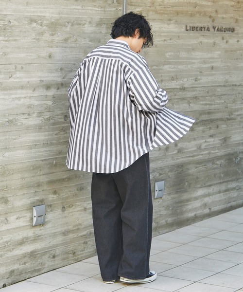 MONO-MART（モノマート）の「ボールドストライプ リラックスルーズレギュラーカラーブロードシャツ（シャツ/ブラウス・メンズ・ブラック系/ブルー系/ホワイト系/グレー系・M/L）」の5枚目の写真