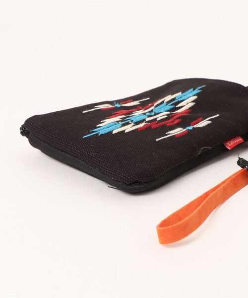 チチカカ(チチカカ)の「ネイティブ刺繍スマホショルダーポーチ(ショルダーバッグ・レディース・ブラック/ホワイト/ベージュ/オレンジ/ネイビー・FREE)」の6枚目の写真