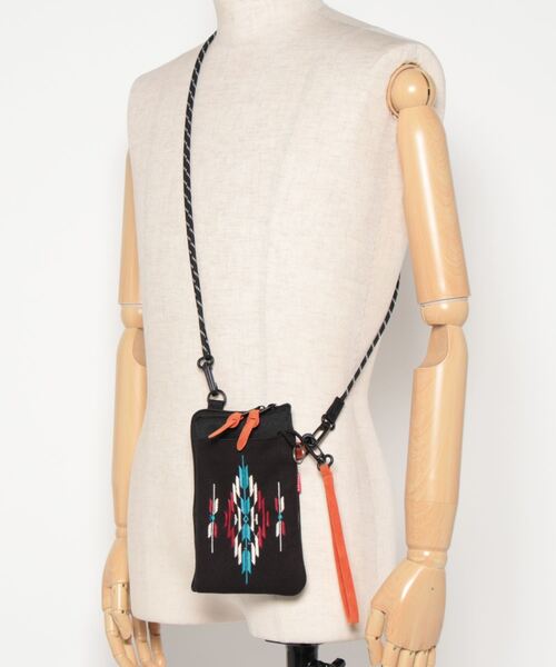 チチカカ(チチカカ)の「ネイティブ刺繍スマホショルダーポーチ(ショルダーバッグ・レディース・ブラック/ホワイト/ベージュ/オレンジ/ネイビー・FREE)」の9枚目の写真