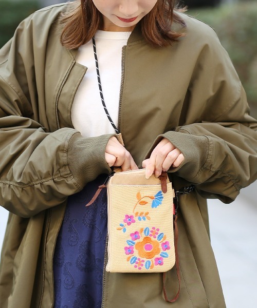 チチカカ(チチカカ)の「ネイティブ刺繍スマホショルダーポーチ(ショルダーバッグ・レディース・ブラック/ホワイト/ベージュ/オレンジ/ネイビー・FREE)」の4枚目の写真