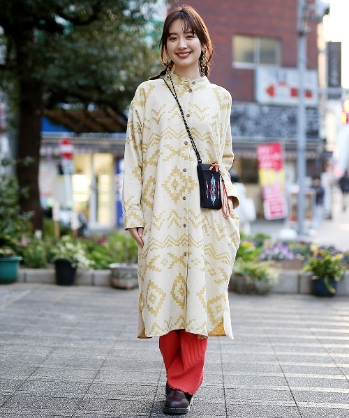 チチカカ(チチカカ)の「ネイティブ刺繍スマホショルダーポーチ(ショルダーバッグ・レディース・ブラック/ホワイト/ベージュ/オレンジ/ネイビー・FREE)」の13枚目の写真