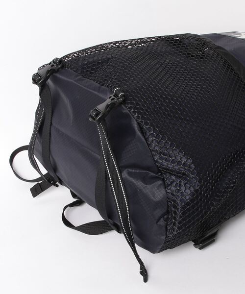 Maison Kitsune（メゾンキツネ）の「MK x AND WANDER BACKPACK（バックパック/リュック・メンズ・ネイビー/ライトグリーン・U）」の12枚目の写真