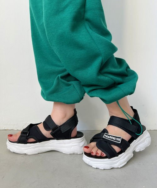 CLEA(クレア)の「スニーカーソール厚底スポーツサンダル(サンダル・レディース・アイボリー/ブラック・24.5cm/23.5cm)」の1枚目の写真