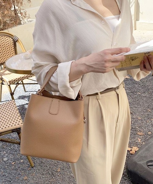 本革トートバッグハンドバッグショルダーバッグバケットバッグ CHARLES ＆ KEITH ショルダーバッグ バッグ Leiaレイアノット