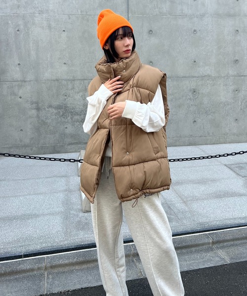 AS KNOW AS plus（アズノゥアズプラス）の「☆フェイクダウンオーバーサイズベスト　【2023AWアイテム】（ダウンベスト・レディース・ベージュ/ブラック/アイボリー・FREE）」の11枚目の写真