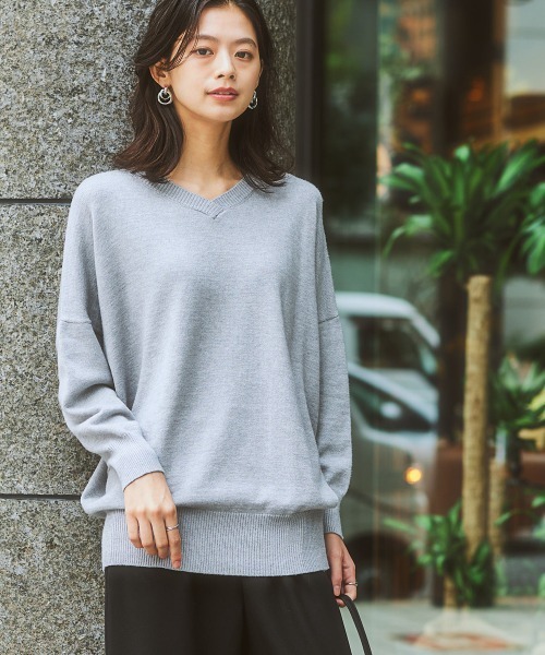 7days Life Styling(セブンデイズライフスタイリング)の「【パチパチしにくい】重ねVネックドルマンチュニック(しっとりなめらかムースタッチ)(ニット/セーター・レディース・グレイッシュベージュ/サックスブルー系/ネイビー/杢グレー/オフホワイト・LL/L/S/M)」の17枚目の写真