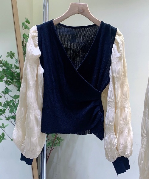 Sibra(シブラ)の「Vネックドッキングトップス(シャツ/ブラウス・レディース・ベージュ/ブラック・M)」の9枚目の写真