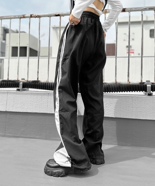 HOLIDAY 赤いフレアパンツ サイドストライプ adidas - アディダス フレアパンツ サイドライン イージー ロゴ M 赤