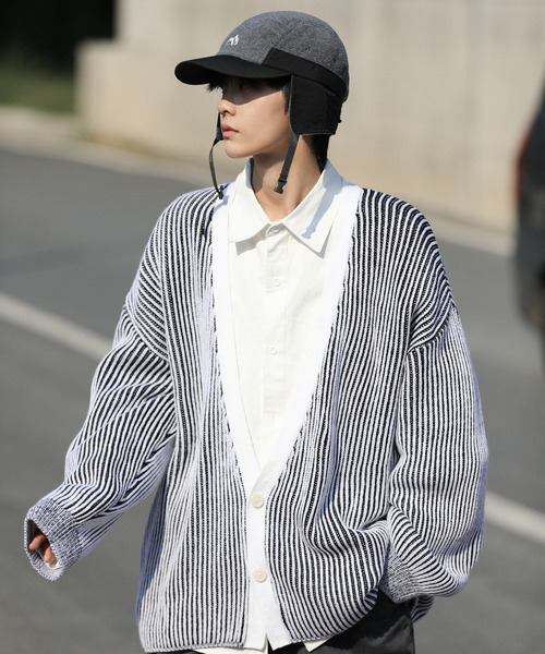 neos(ネオス)の「【neos -addictive design-】ビッグシルエット 網目調 ストライプ バイカラー ニット カーディガン(カーディガン/ボレロ・メンズ・ブルー/ホワイト/テラコッタ・SMALL/MEDIUM/LARGE/X-LARGE)」の1枚目の写真