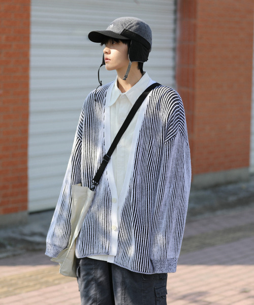 neos(ネオス)の「【neos -addictive design-】ビッグシルエット 網目調 ストライプ バイカラー ニット カーディガン(カーディガン/ボレロ・メンズ・ブルー/ホワイト/テラコッタ・SMALL/MEDIUM/LARGE/X-LARGE)」の14枚目の写真