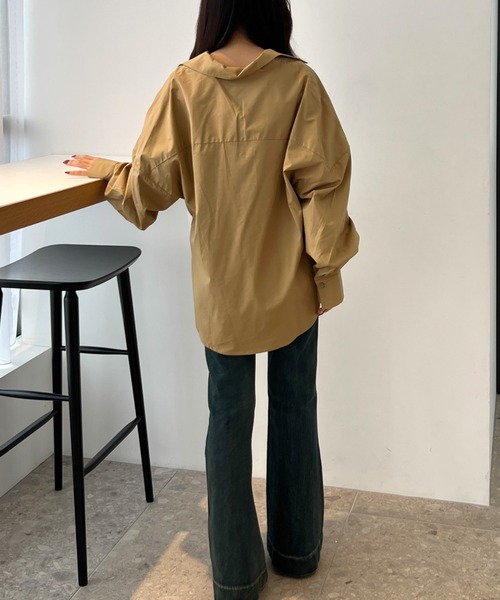 Olu.（オルドット）の「タックデザインシャツブラウス（シャツ/ブラウス・レディース・キャメル/ホワイト/アッシュグレー・FREE）」の5枚目の写真