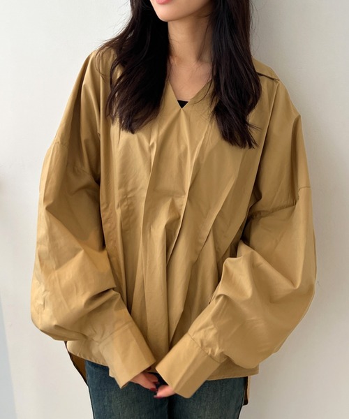 Olu.（オルドット）の「タックデザインシャツブラウス（シャツ/ブラウス・レディース・キャメル/ホワイト/アッシュグレー・FREE）」の6枚目の写真