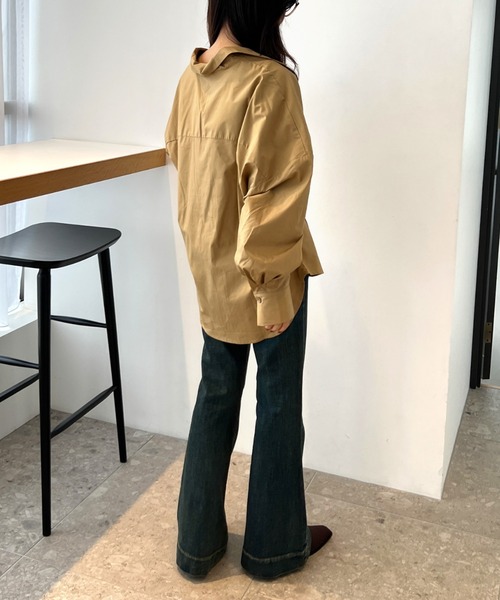 Olu.（オルドット）の「タックデザインシャツブラウス（シャツ/ブラウス・レディース・キャメル/ホワイト/アッシュグレー・FREE）」の7枚目の写真