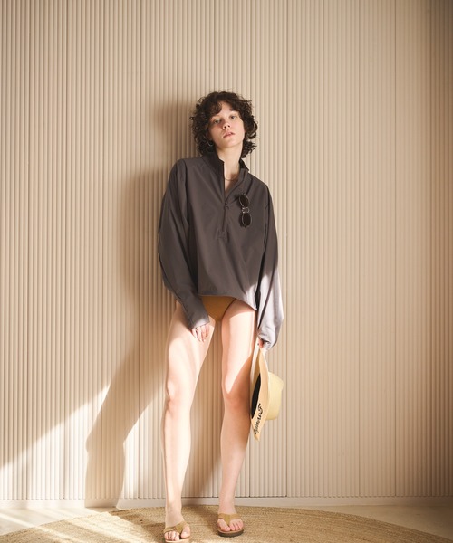 kha:ki（カーキ）の「「KHA:KI/カーキ」ハーフジップショートトップ（シャツ/ブラウス・レディース・チャコールグレー/カーキ・1）」の3枚目の写真