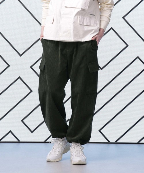Apo(s)ture(アポスチャー)の「LUCAS-002/6wコーデュロイカーゴパンツ(カーゴパンツ・メンズ・ブラック/ブラウン/グリーン/ベージュ・XS/S/M/L/XL)」の1枚目の写真