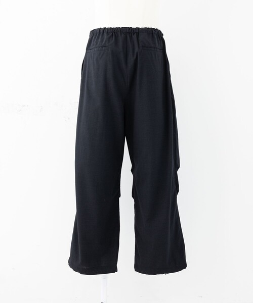 marka（マーカ）の「KNEE TUCK PANTS（カーゴパンツ・メンズ・ブラック/グレイッシュベージュ・1/2）」の3枚目の写真