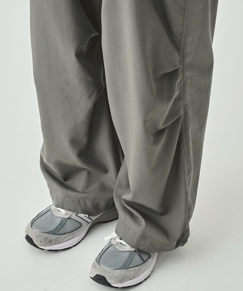 marka（マーカ）の「KNEE TUCK PANTS（カーゴパンツ・メンズ・ブラック/グレイッシュベージュ・1/2）」の14枚目の写真