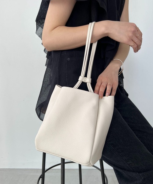 CAPRICIEUX LE'MAGE(カプリシューレマージュ)の「2WAYぷっくりミニトートバッグ(ハンドバッグ・レディース・アイボリー/ブラック/ベージュ・FREE)」の2枚目の写真