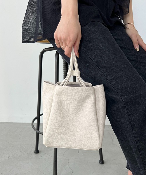 CAPRICIEUX LE'MAGE(カプリシューレマージュ)の「2WAYぷっくりミニトートバッグ(ハンドバッグ・レディース・アイボリー/ブラック/ベージュ・FREE)」の12枚目の写真