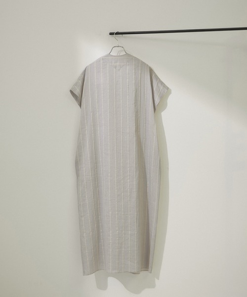 SALON adam et rope'（サロン アダム エ ロペ）の「ACAR麻混カフタンシャツワンピース　無地/ストライプ【洗える】（ワンピース・レディース・サックスブルー/ブラック・FREE）」の3枚目の写真