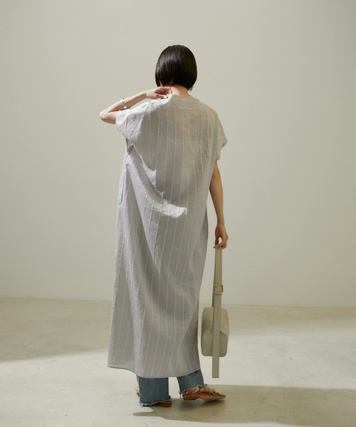 SALON adam et rope'（サロン アダム エ ロペ）の「ACAR麻混カフタンシャツワンピース　無地/ストライプ【洗える】（ワンピース・レディース・サックスブルー/ブラック・FREE）」の16枚目の写真